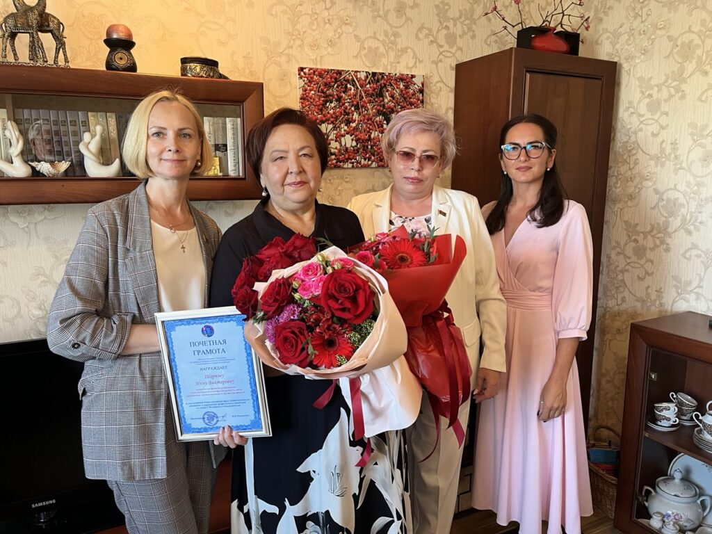 Здоровья и радости! Ветерана труда, 36 лет возглавлявшую ЗАГС, поздравило руководство района