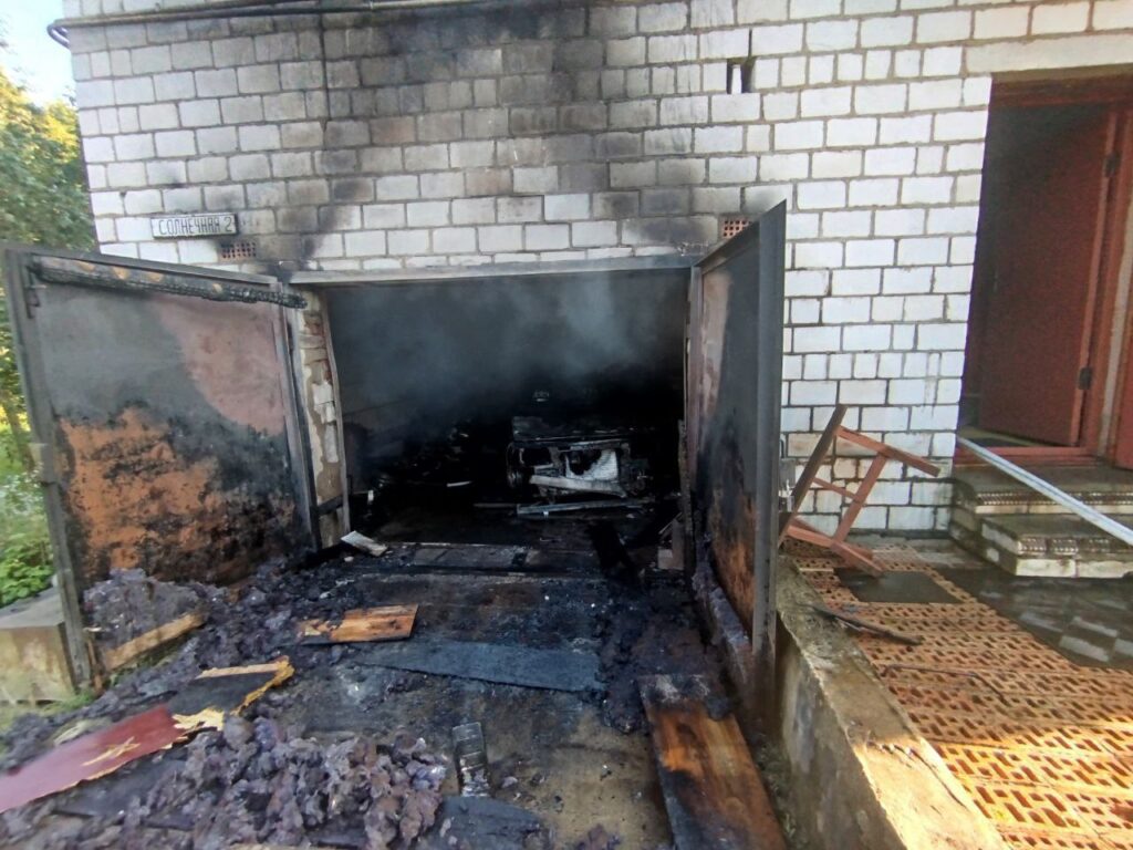 В Будагово произошел пожар в гараже. Сгорели автомобиль и имущество