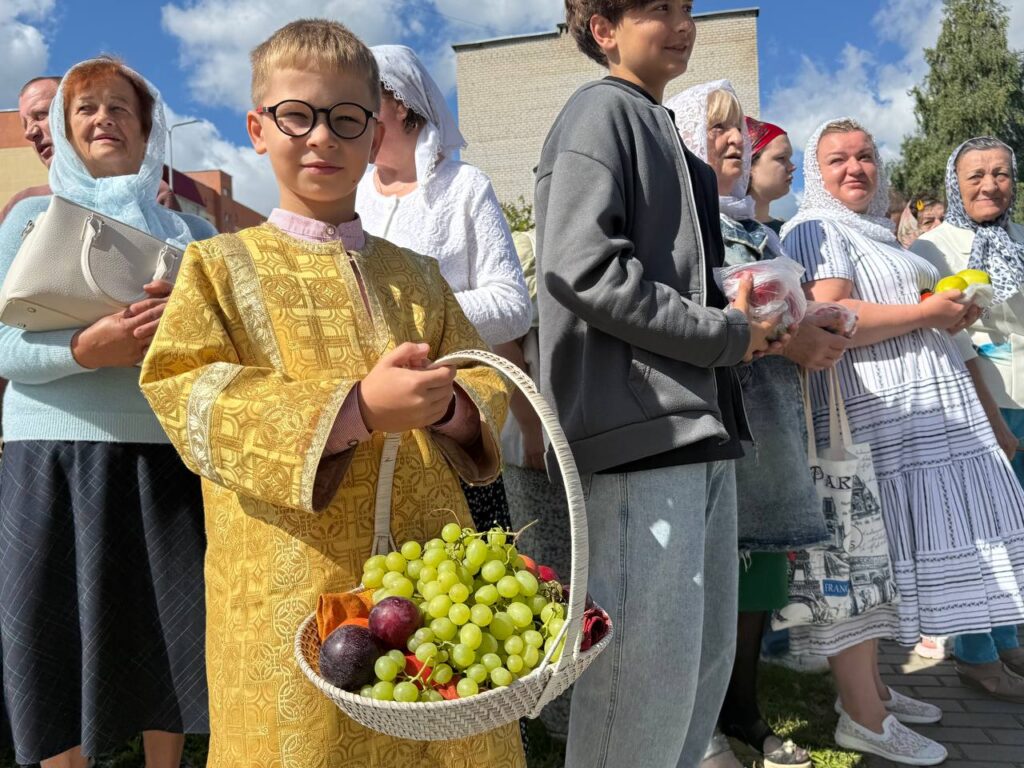С яблоками – в храм. Посмотрели, как смолевичане празднуют Преображение Господне