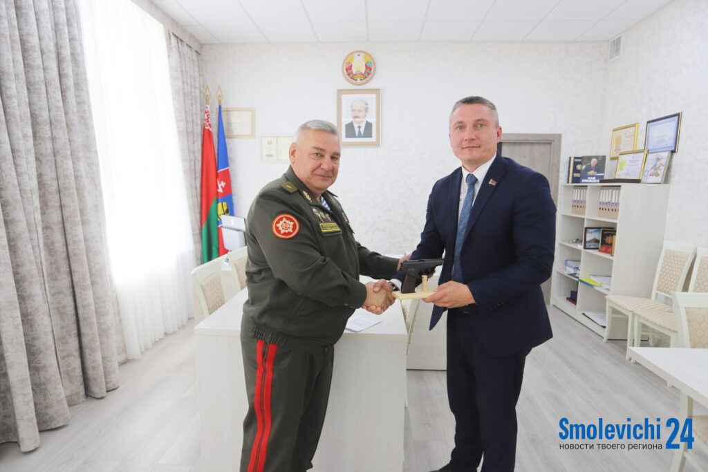 Макет пистолета ПМ — в знак признания. Парамонов отмечен Минобороны