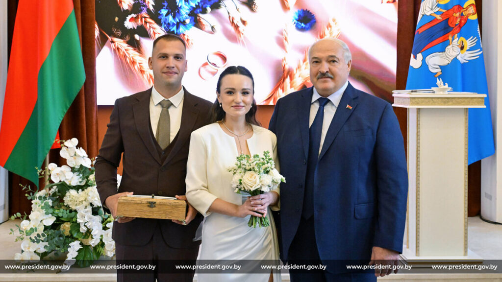 Лукашенко в Лошицком парке вручил смолевичским молодоженам ключи от арендной квартиры