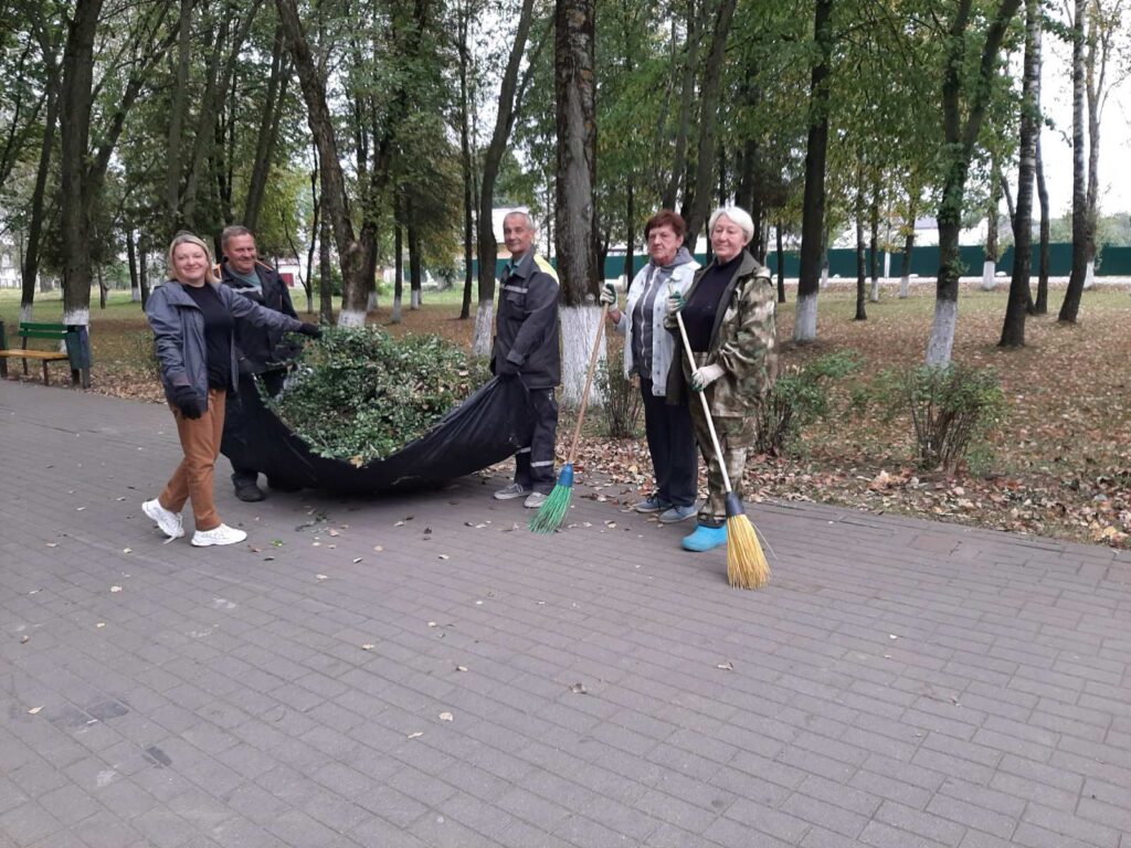 Новая детская площадка, чистота у памятников и кладбищ. Как прошел субботник в деревнях и поселках?