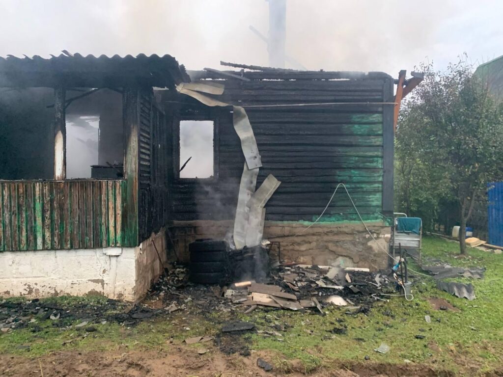 В деревне Гончаровка горел дом: без пострадавших, но с ущербом