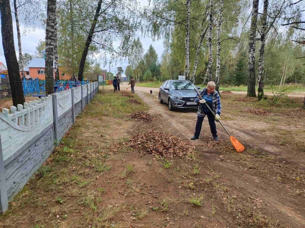 И в Зеленом Бору сегодня тоже наводят чистоту