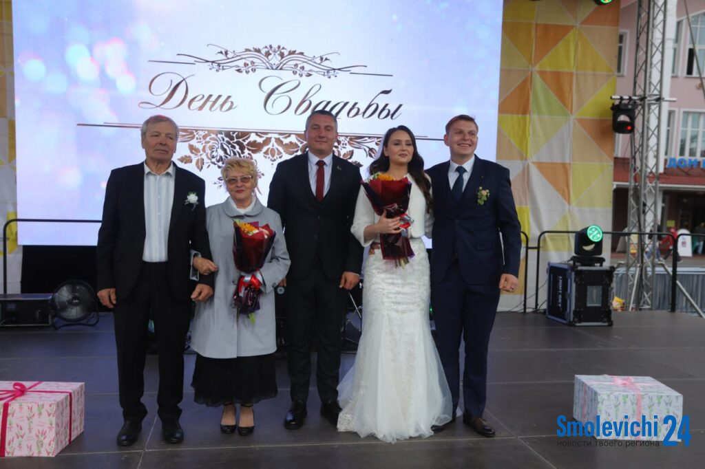 И взвились в небо белые голуби. Николай Парамонов поздравил семьи района