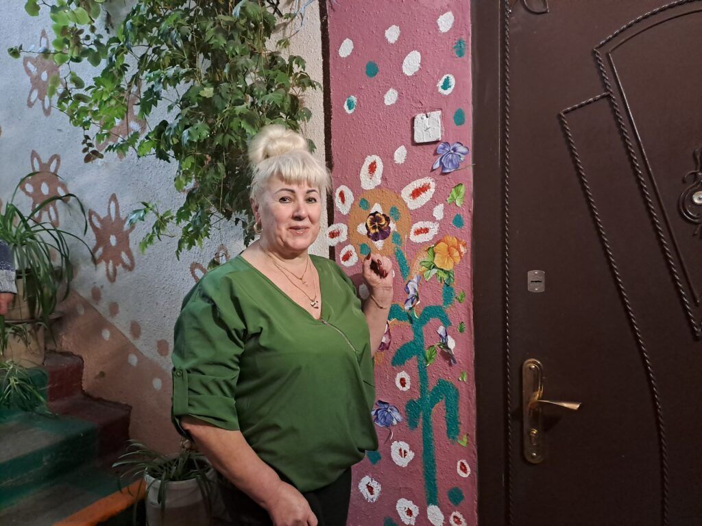 Зеленоборчанка вырастила «дендрарий» в подъезде