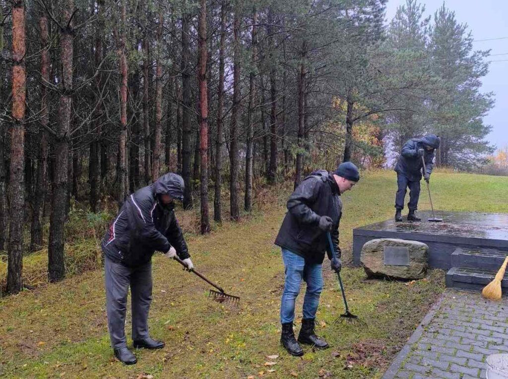 Не просто уборка: работники прокуратуры субботник посвятили мемориалу возле Апутка