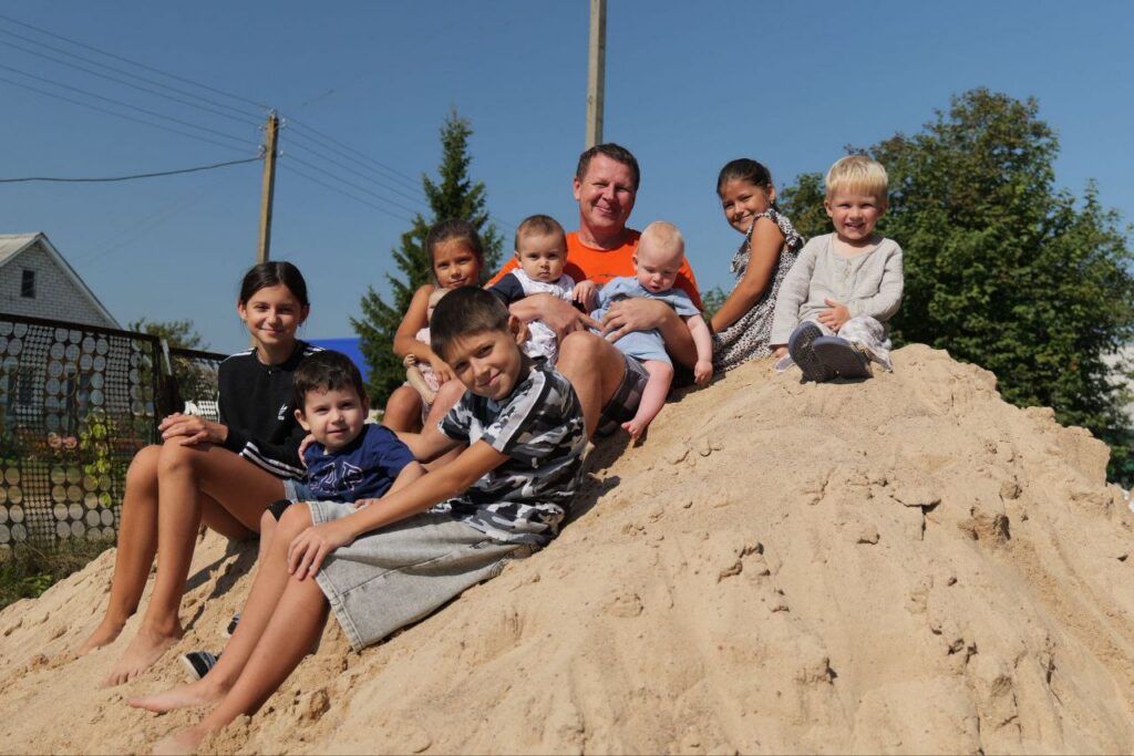 Парники, коровки и 8 внуков. Семья выбрала для себя такую жизнь и счастлива