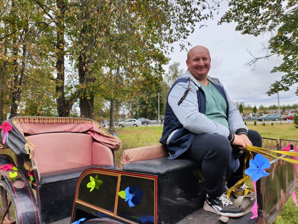 «Два часа доказывали, что это не раритет». Как друзья везли в Беларусь карету из Пскова