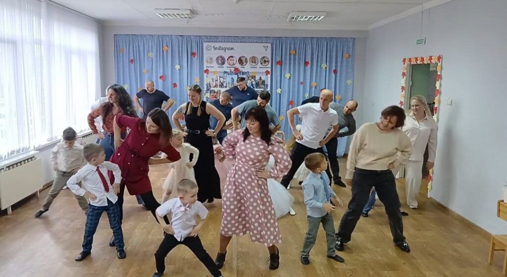 Сказка «Репка» и танец с папами. Как в детском саду Кривой Березы проходит Неделя родительской любви