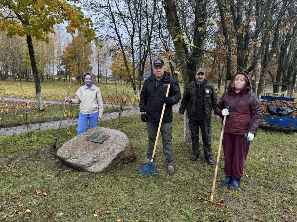 В Драчково участники субботника привели в порядок аллею в честь 50-летия Победы