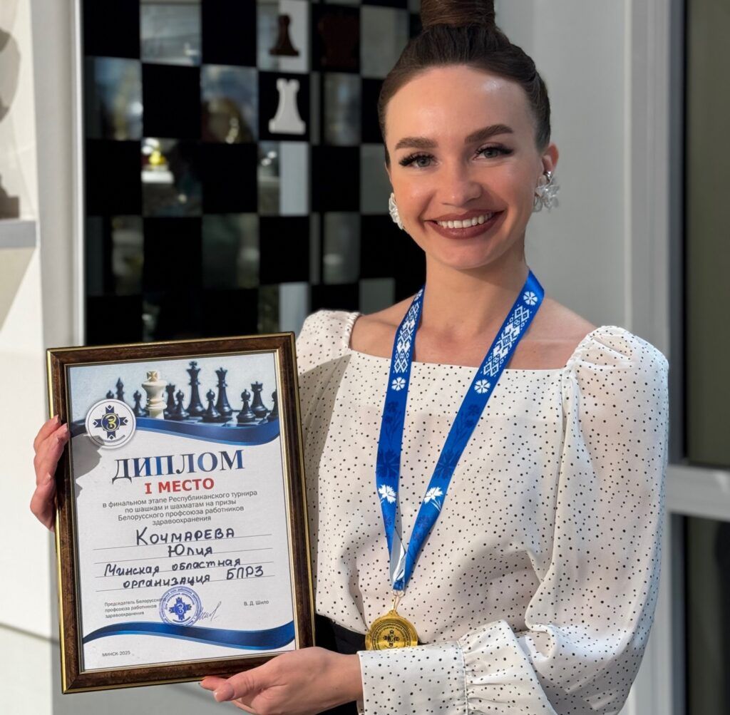 Шашки вместо TikTok. Врач из Смолевичей переигрывает соперников и удивляет гроссмейстеров