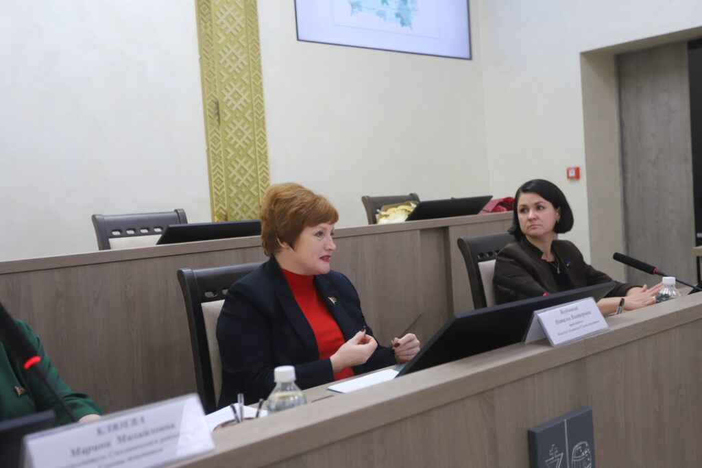 Председатель областного совета депутатов и эксперт-демограф обсудили роль семьи в Беларуси