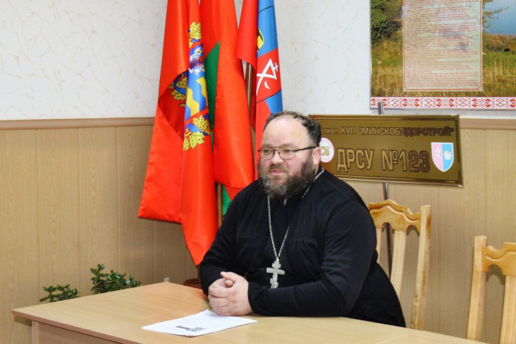 «Семья — осколок рая на земле». Священнослужители встречаются с трудовыми коллективами в Единый день информирования