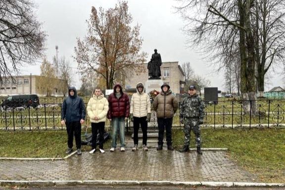 В Пекалине навели порядок у братской могилы