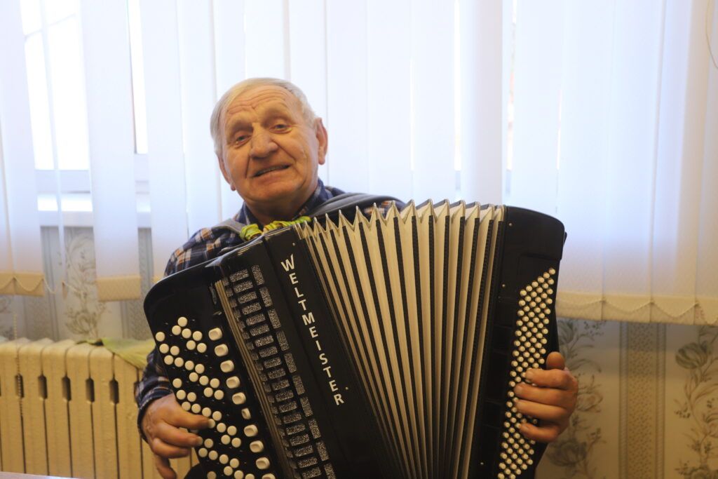 Комендант-музыкант идет с песней по жизни