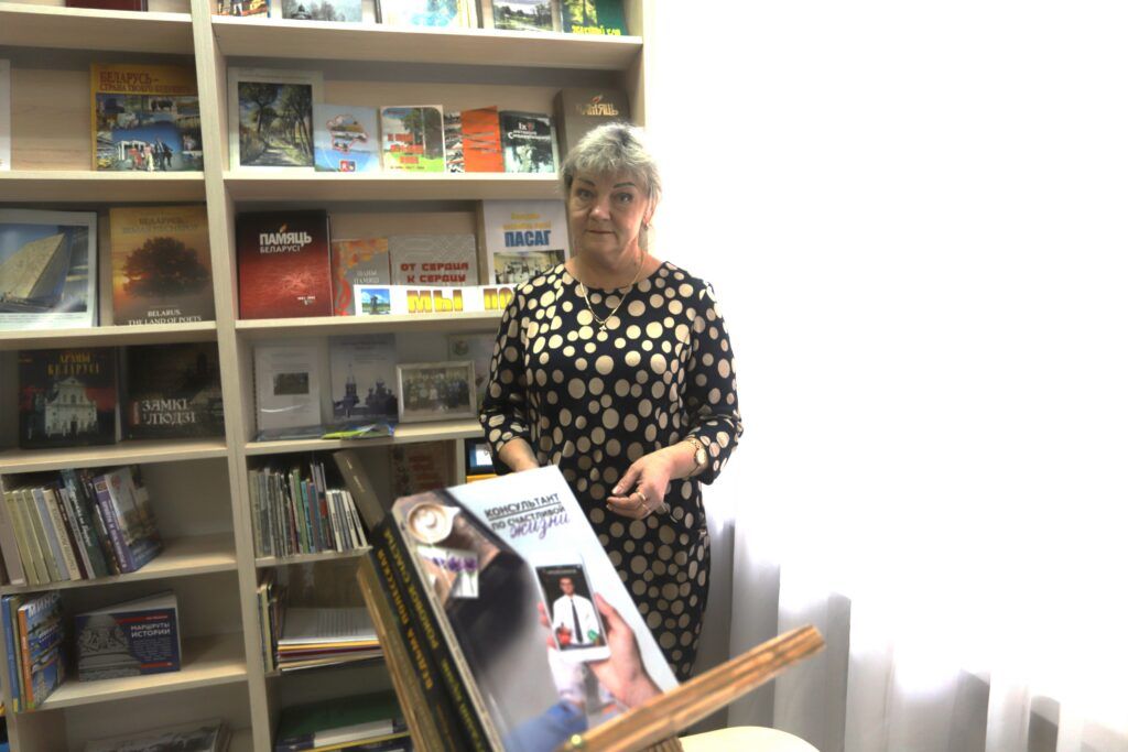 Познакомились с книжными новинками зеленоборской библиотеки