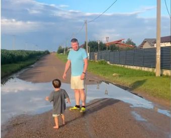 Лужа исчезла, а проблема нет. Узнали как жители деревни Переездная справляются с разбитой дорогой