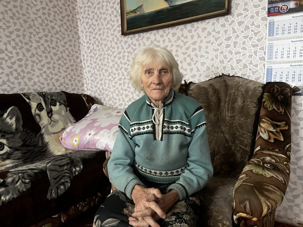 93-летняя бабушка из Калиты вяжет носки для всей деревни