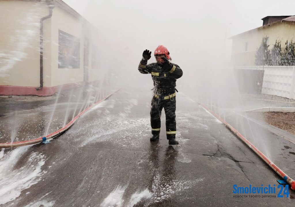 Водяная арка и пожарные сирены. Спасатели проводили на пенсию коллегу и облили его с брандспойта  