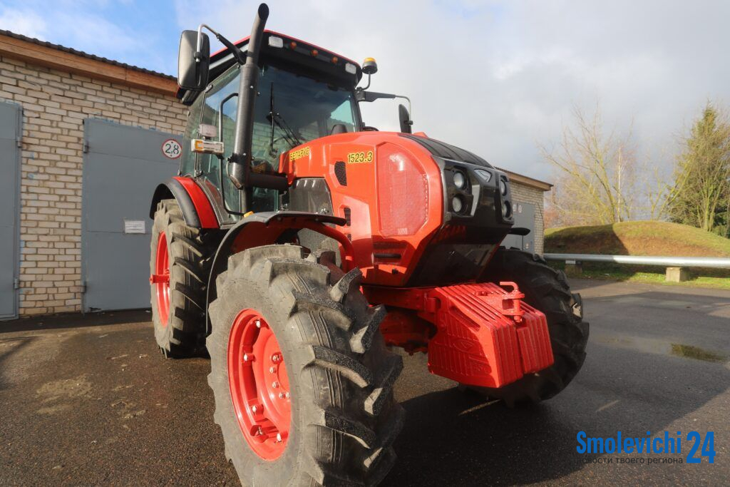 Красный трактор приехал к нам. Посмотрели на новую технику Смолевичского колледжа
