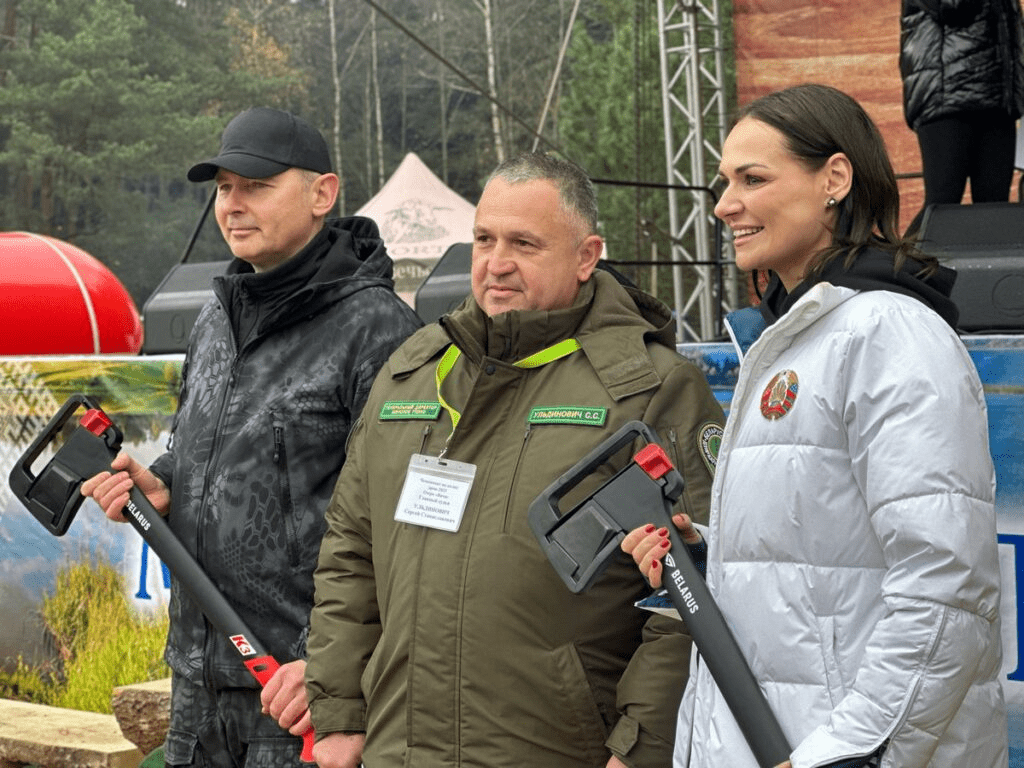 Алексею Кушнаренко и Наталье Эйсмонт на чемпионате по колке дров подарили топоры