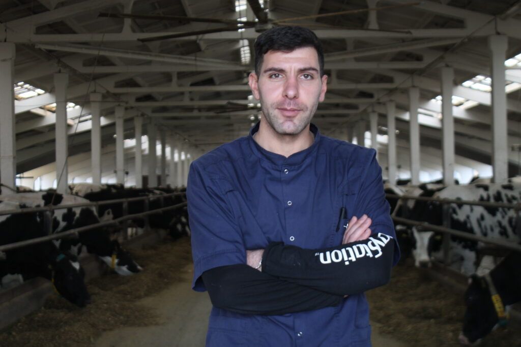 «С коровами все ясно». Слободской ветврач-блогер рассказал о своей нескучной работе