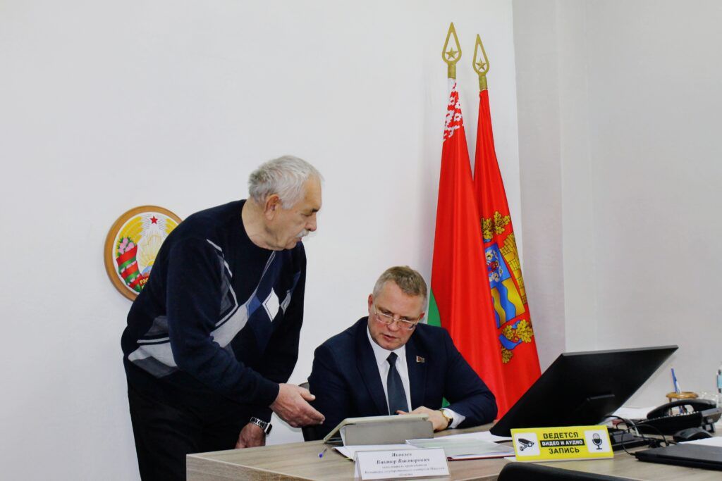 Автобусная остановка и строительство плотин: с какими вопросами обращались смолевичане к заместителю председателя Комитета госконтроля Минщины