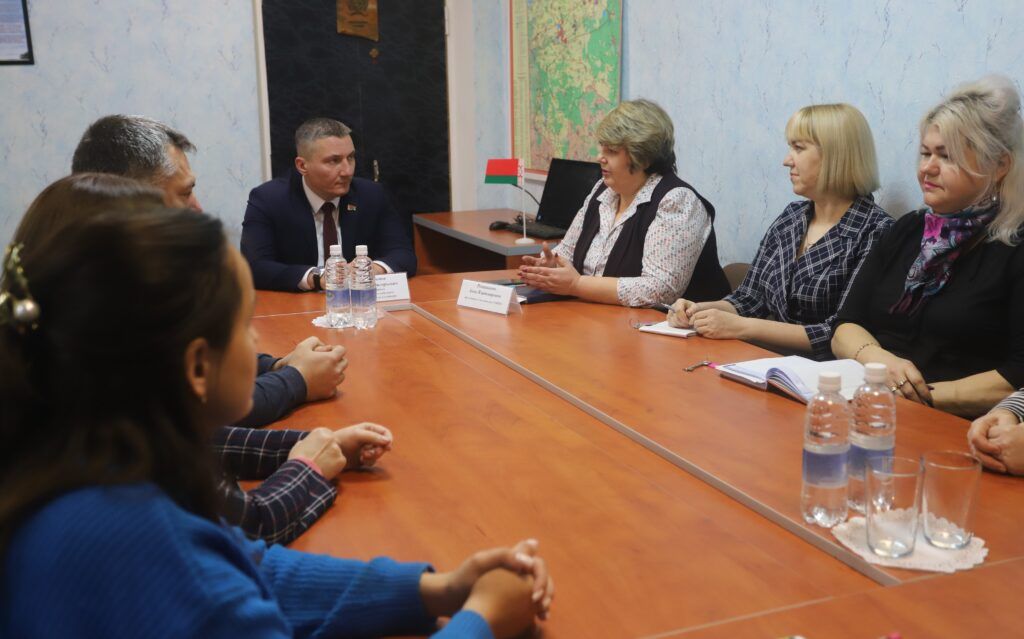 Кафе, автолавки и рынок. Глава района встретился с коллективом Смолевичского райпо