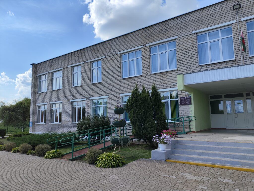 Уникальная вышивка, ключ от школы и футбольная фишка. В Барсуковской СШ скоро откроется музей