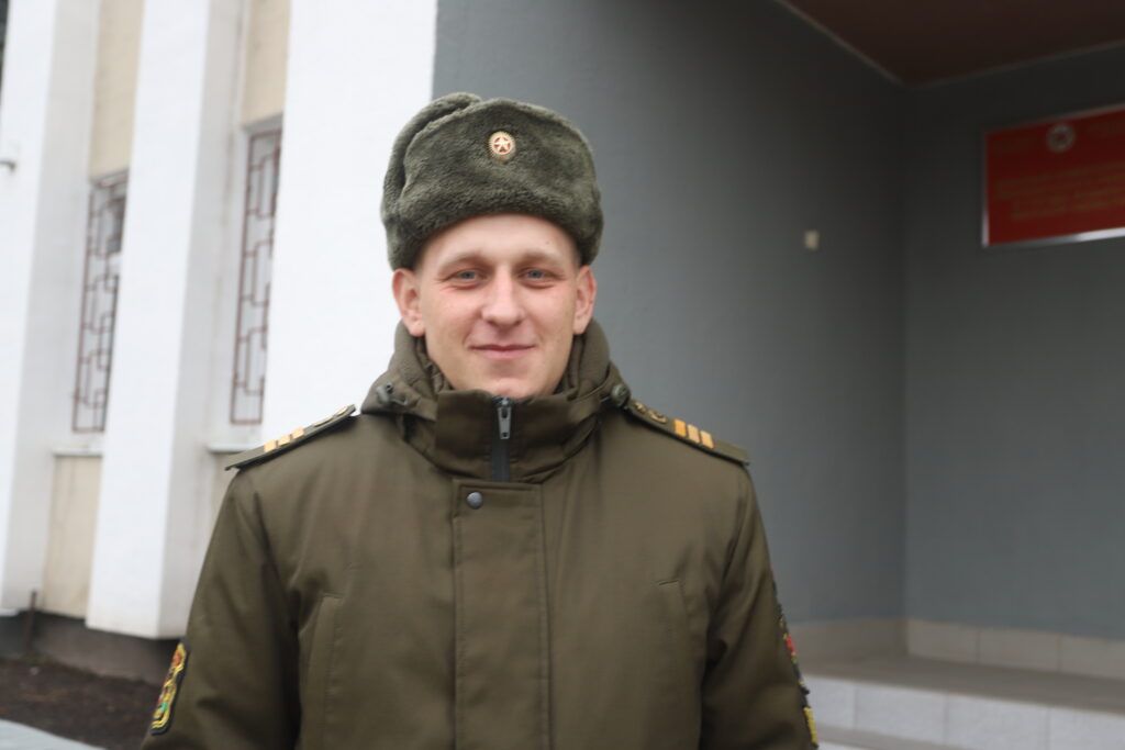 Познакомились с алесинцем, которого наградил министр обороны