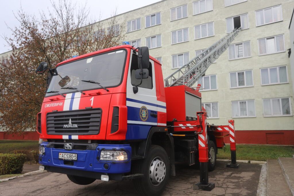 Спасатели эвакуировали жильцов общежития в Смолевичах