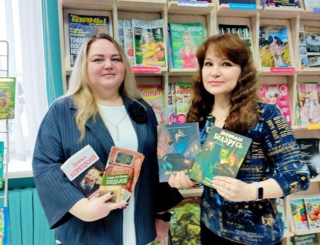 Постоянная читательница пополнила фонд библиотеки любимыми произведениями