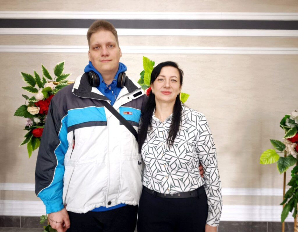 Сын приехал из армии и встретил маму с цветами