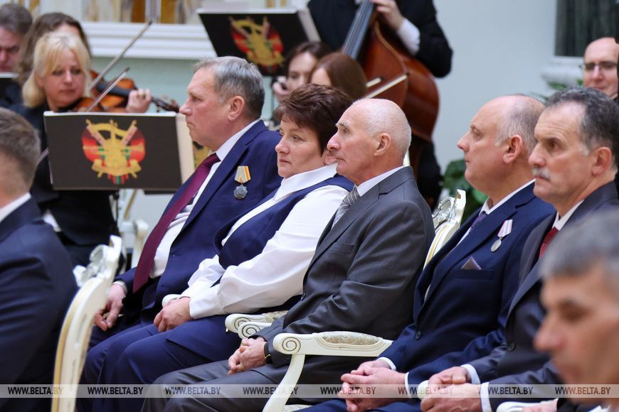 Тракторист «Смолевичи-Сузон» за трудовые заслуги награжден медалью