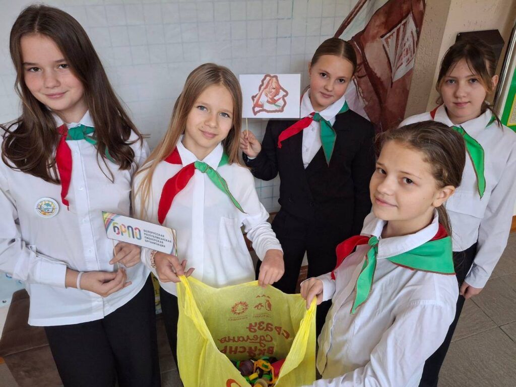 Макулатура или пластик? Узнали, зачем смолевичские школьники собирают вторсырье