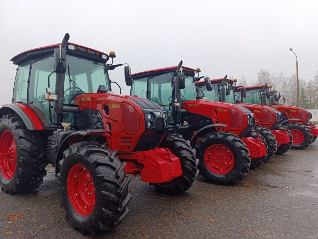 Смолевичскому колледжу передан новый трактор