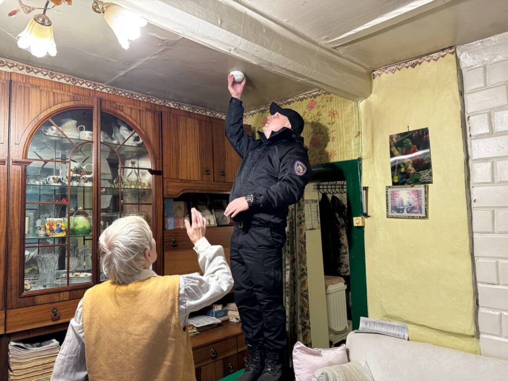 Рейд входного дня: смолевичские спасатели проверяют дома и напоминают правила безопасности