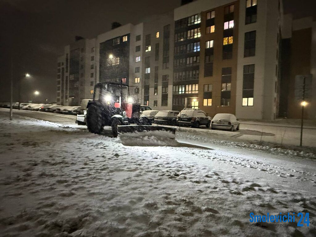 На уборке снега в Смолевичском районе задействована 21 единица техники