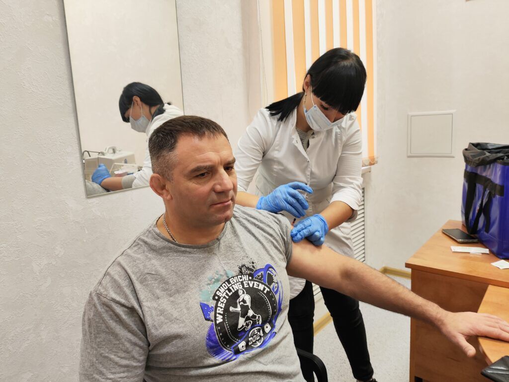 «Прививаемся вместе с детьми». Тренеры детско-юношеской спортивной школы прошли вакцинацию на работе