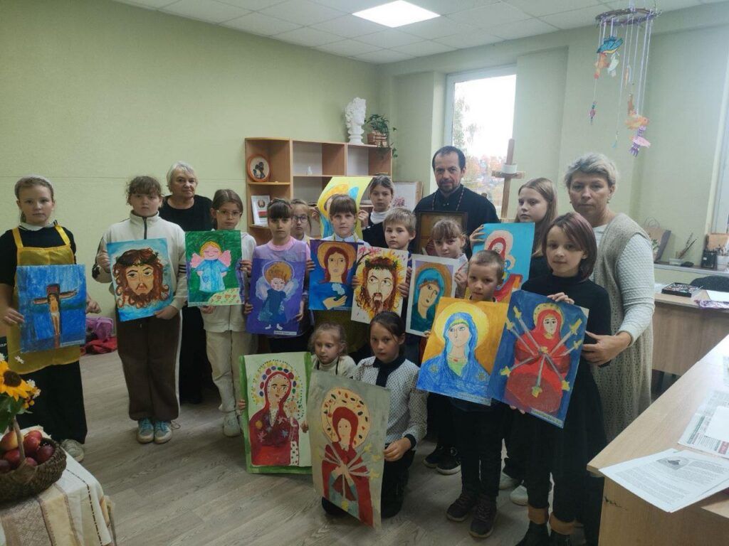 Рассказываем как прошла выставка детских рисунков студии «Карамель»