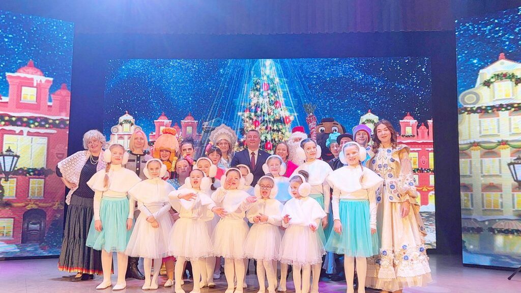 Новогодняя история юных волшебников объединила детей и взрослых на районном празднике