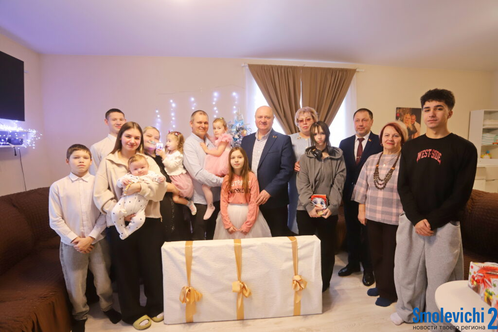 Дом, где любят детей. Депутаты поздравили большую семью Беляковых 
