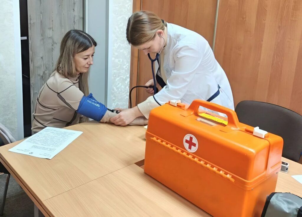 На работе, дома и в поликлинике. В районе продолжается вакцинация против гриппа