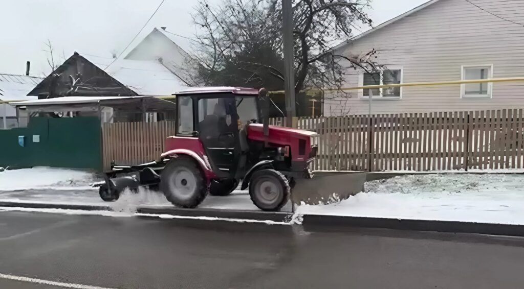 Смолевичские коммунальщики расчищают улицы