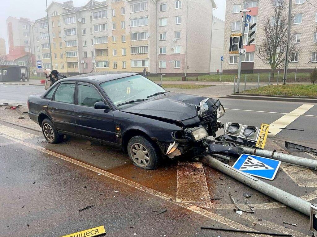 Молодой водитель Audi снес светофор на Социалистической