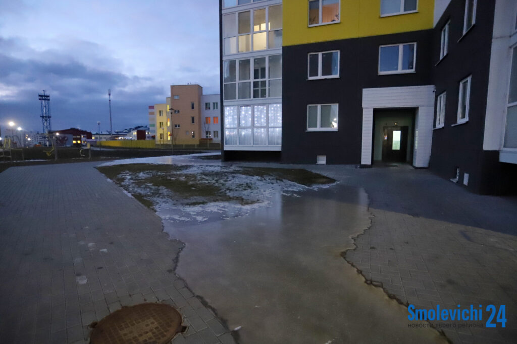 Мы устали вытаскивать ваши тряпки из насосов! Что ответил водоканал на каток с запашком