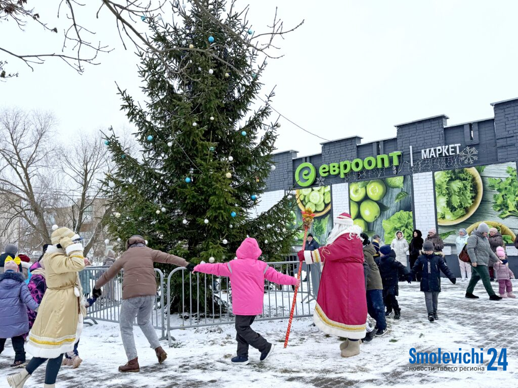 От малышей до долгожителей. Жители Заречья встретились на празднике возле новогодней елки