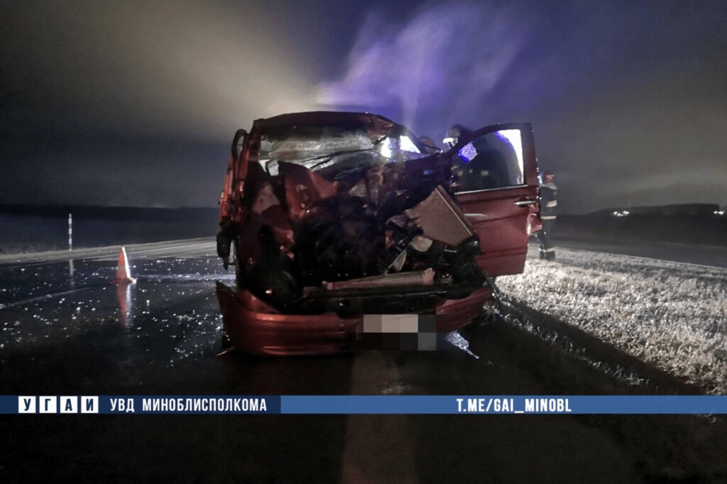 На М-1 в Смолевичском районе произошло лобовое столкновение двух авто