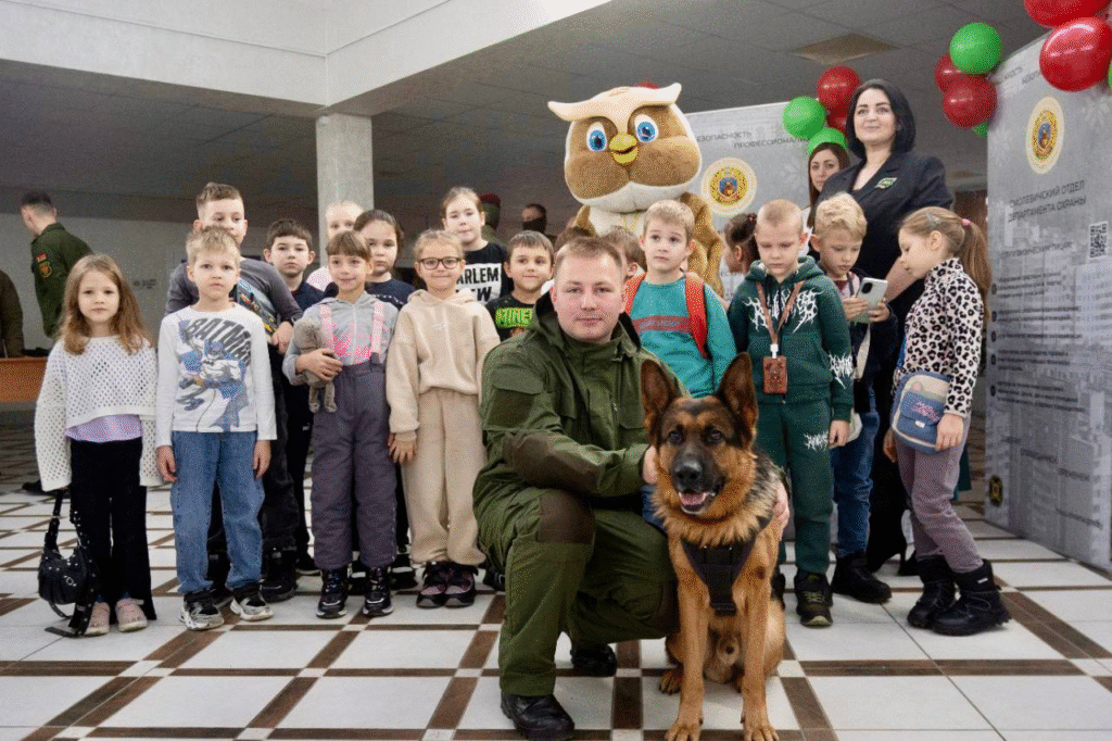 Кинологи показали школьникам работу с четвероногими напарниками